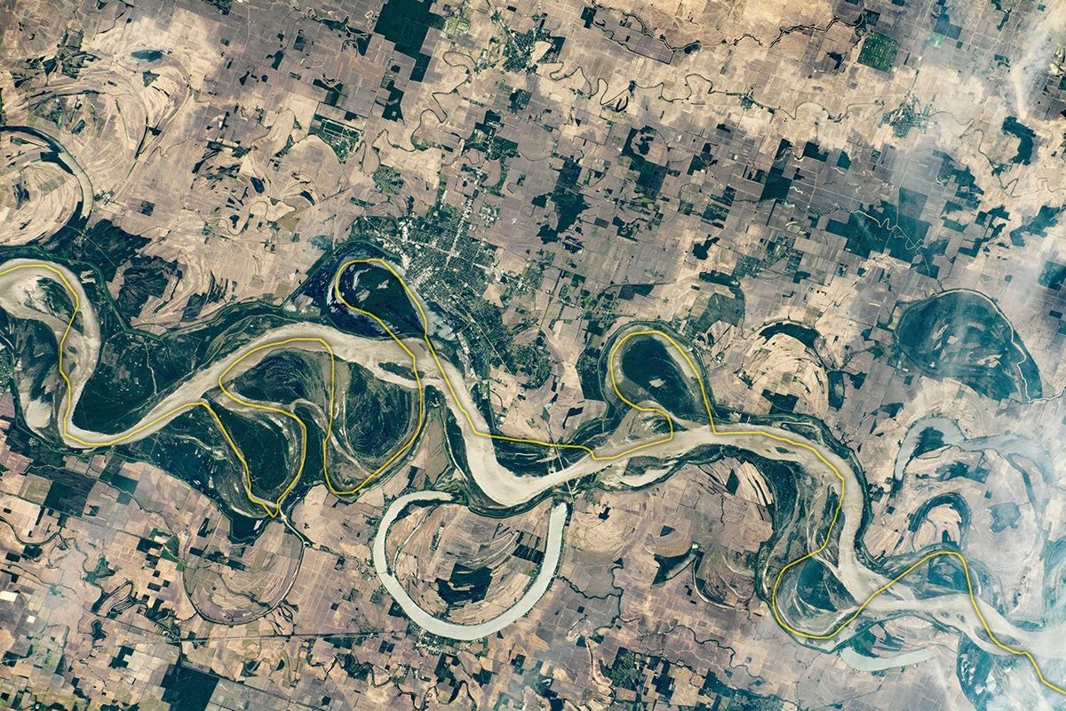 Mississippi River bends and abandoned channels near Greenville, with the Arkansas–Mississippi boundary marked in yellow.